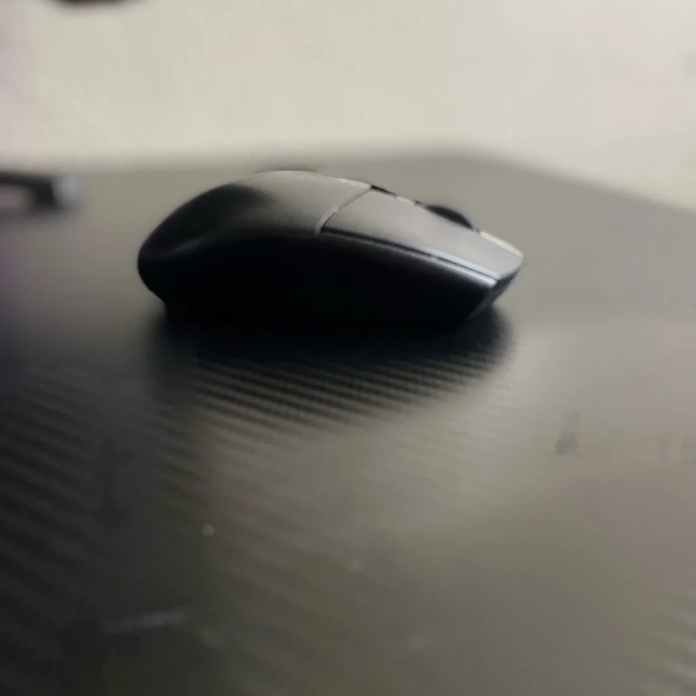 Logitech G305 Black Wireless Mouse it uses batteries.